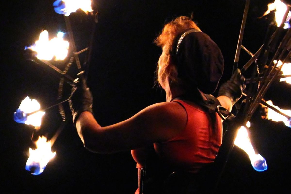 woman juggling-1439472_1280